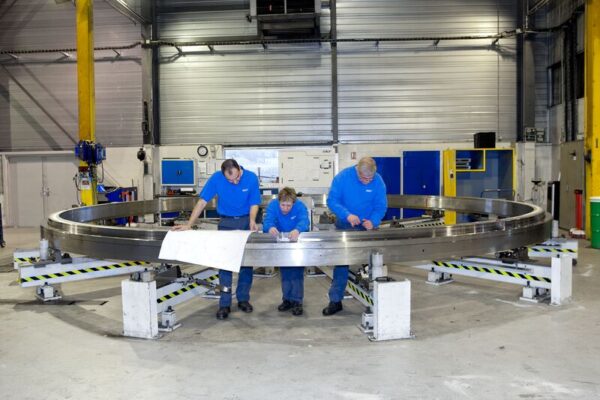 SKF experts remanufacturing a slewing bearing SKF experts remanufacturing a slewing bearing